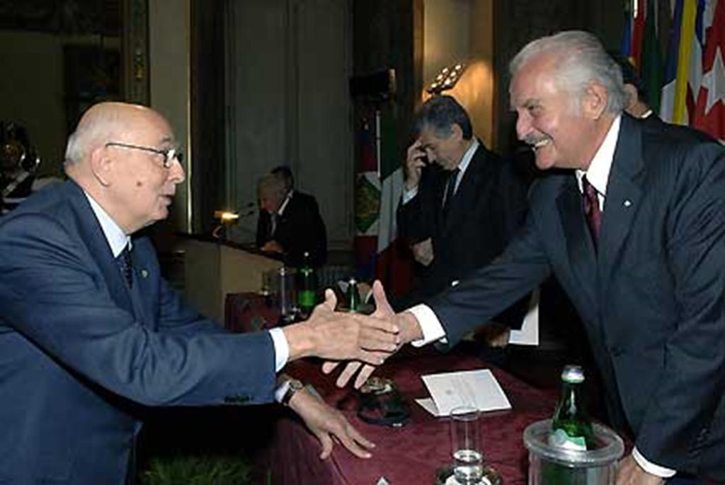 El Presidente de la República Giorgio Napolitano y el escritor mexicano Carlos Fuentes al 40° aniversario del IILA (11.12.2011).
